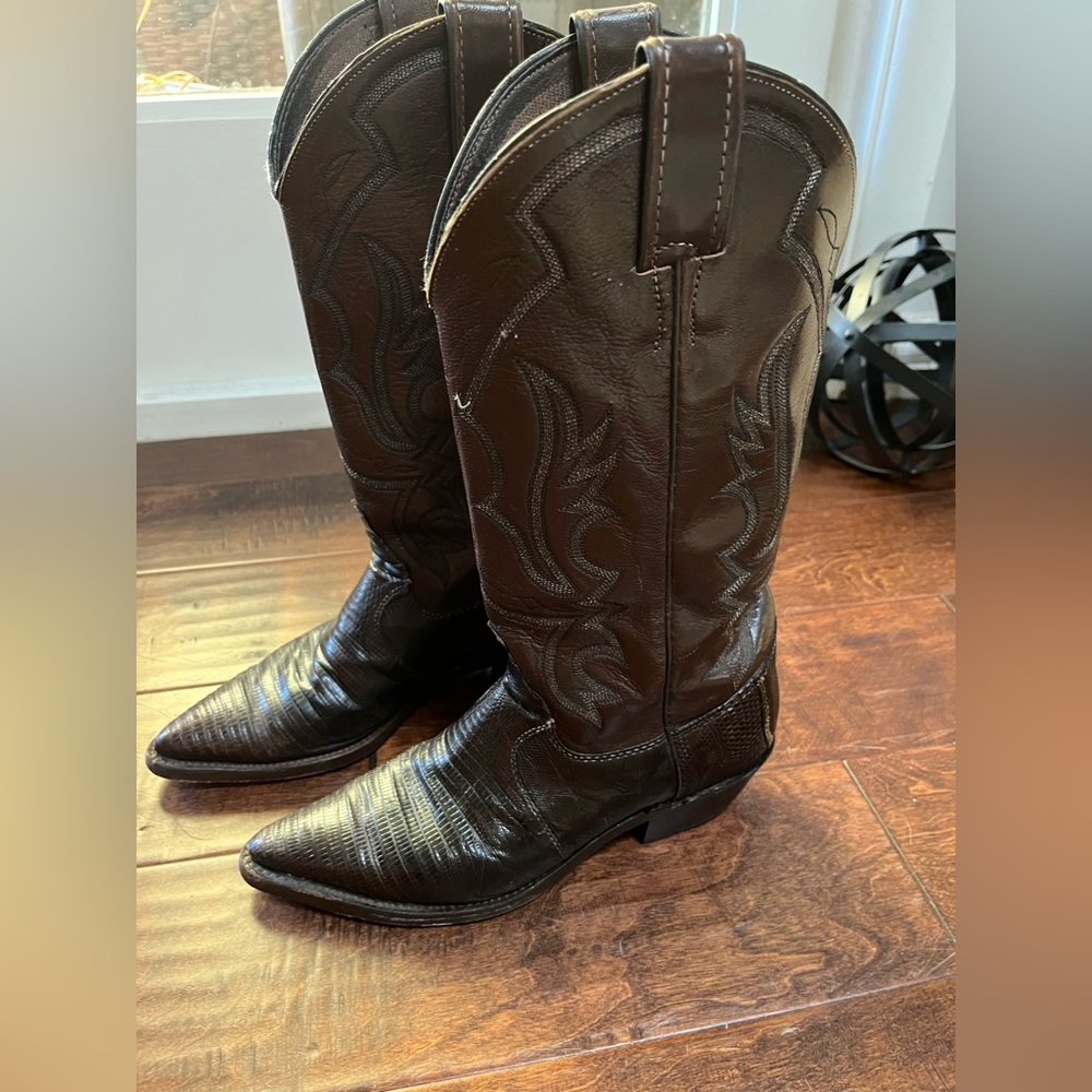 Justin ladies authentic cowboy boots. Dark brown color. Excellent condition
